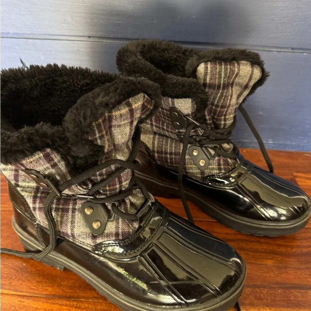 G.H. Bass Snowbird Duck Boots Womens 6 Black Purple Plaid Faux‎ Fur Excellent
